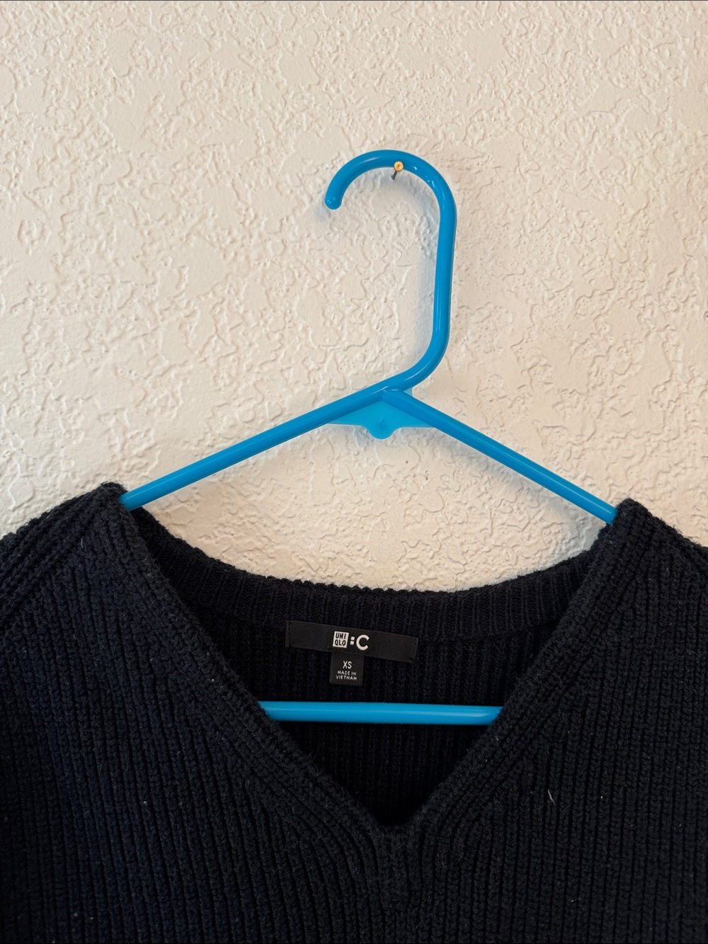 Uniqlo V-Neck Sweater - Picture 4 of 4